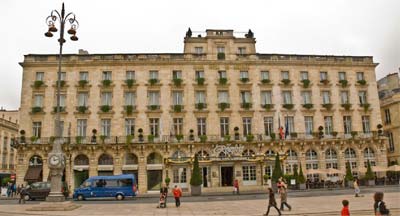 Bordeaux Hotel with a small main entrance