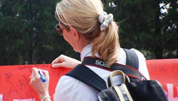 Autograph for school children in Changsha park